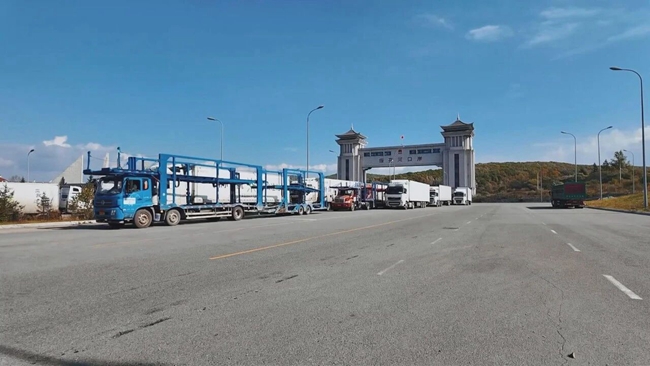 綏芬河公路口岸高效應(yīng)對(duì)貨運(yùn)高峰多措并舉保障跨境通道暢通